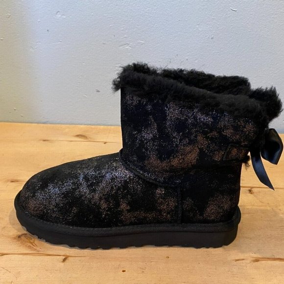 NEW UGG WOMEN'S MINI METALIC SHIMMER BAILEY BOW BLACK SILVER SUEDE BOOTS - Picture 6 of 10